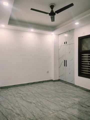 Room in 2 BHK Builder Floor at Paryavaran Complex – for Rent