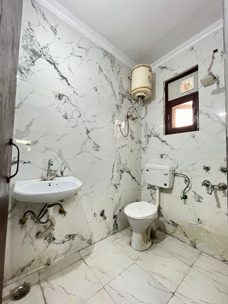 Bathroom, paryavaran complex 2 Bedroom 800 Sq.Ft. Builder Floor In Paryavaran Complex Delhi 8667838