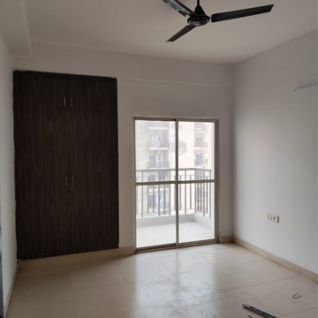 Room in 3 BHK Apartment at Gardenia Golf City, Noida Central – for Rent