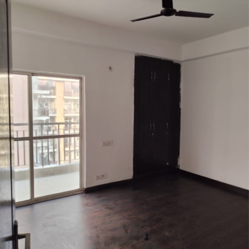 Room in 3 BHK Apartment at Gardenia Golf City, Noida Central – for Rent