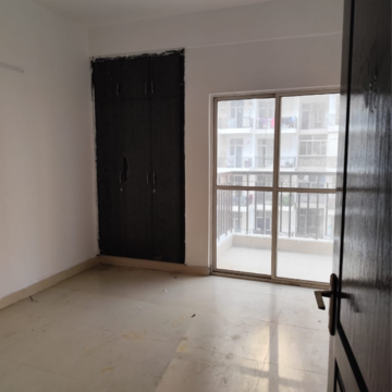 Room in 3 BHK Apartment at Gardenia Golf City, Noida Central – for Rent