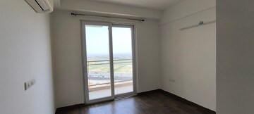 Room in 3 BHK Apartment at Conscient Heritage Max, Sector 102 – for Rent