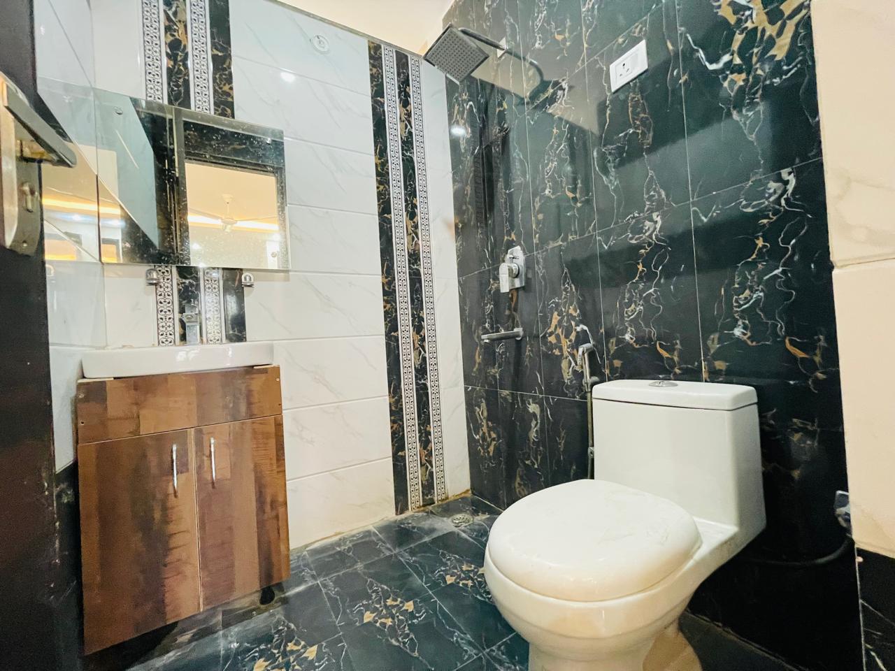 3 BHK + Servant Room 190 Sq.Yd. Builder Floor in Empire Floors