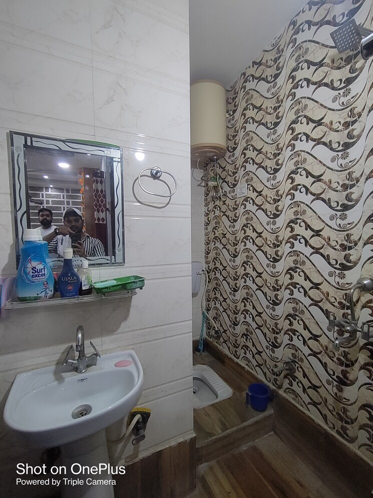 Bathroom, dwarka mor 2 Bedroom 60 Sq.Yd. Builder Floor In Dwarka Mor Delhi 8668035