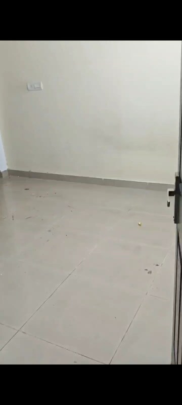 Room in 2 BHK Apartment at Ajnara Integrity, Raj Nagar Extension – for Rent