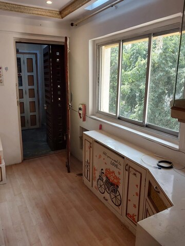 Room in 1 BHK Apartment at Lokhandwala Complex – for Rent