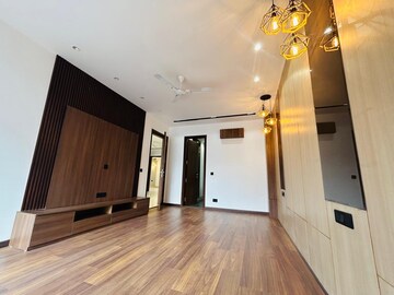 Building Lobby in 4 BHK Builder Floor at Ardee City, Sector 52 – for Sale