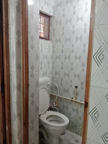 Bathroom in 1.5 BHK Apartment at Arun Vihar Sector 37, Sector 37 – for Rent