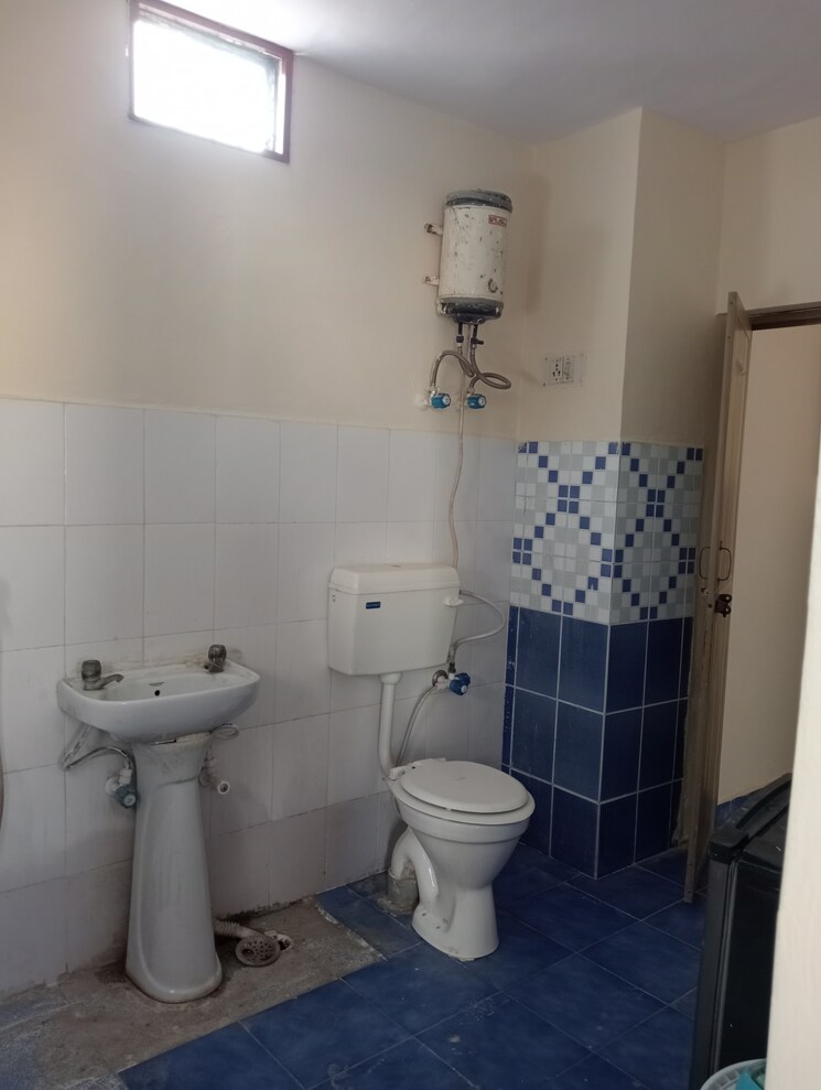 Bathroom, arun-vihar-sector-37 1 Bedroom 700 Sq.Ft. Apartment In Sector 37 Noida 8668972