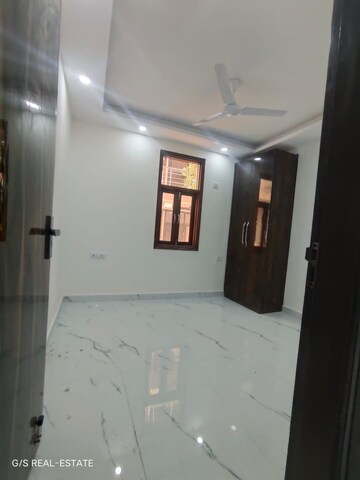 Room in 3 BHK Builder Floor at Chattarpur – for Rent