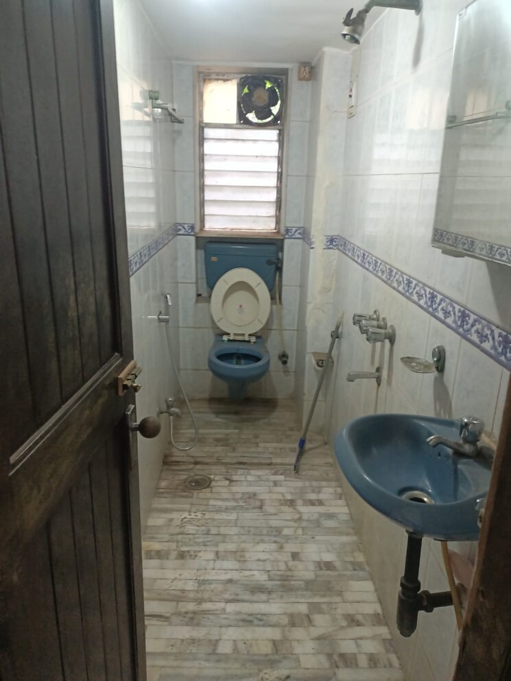 Bathroom, aalap-chs-hindu-colony 2 Bedroom 750 Sq.Ft. Apartment In Dadar East Mumbai 8669055