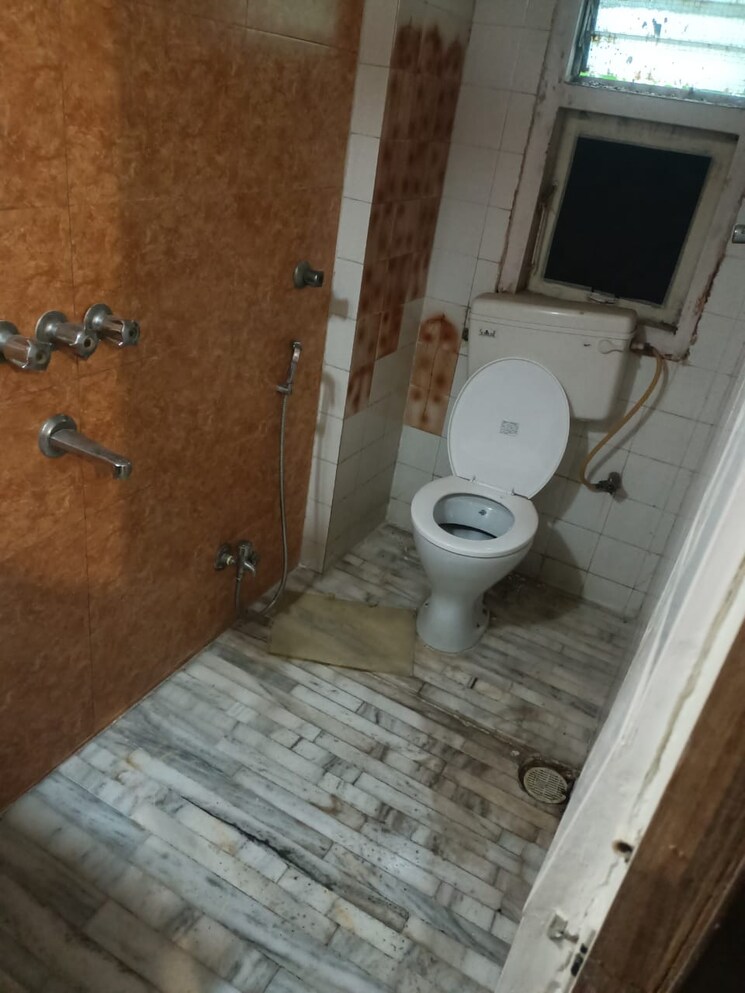 Bathroom, aalap-chs-hindu-colony 2 Bedroom 750 Sq.Ft. Apartment In Dadar East Mumbai 8669055