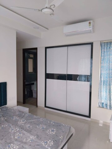 Room in 2 BHK Apartment at Kalpataru Paramount, Kapur Bawdi – for Rent