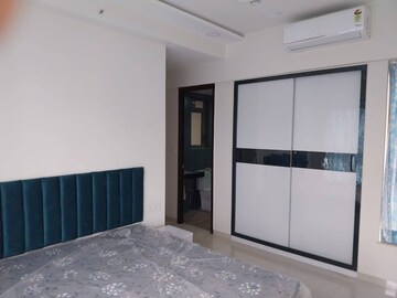 Room in 2 BHK Apartment at Kalpataru Paramount, Kapur Bawdi – for Rent