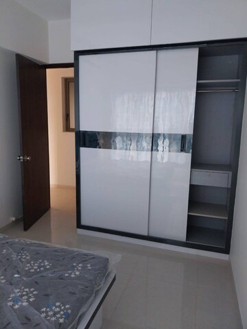 Room in 2 BHK Apartment at Kalpataru Paramount, Kapur Bawdi – for Rent