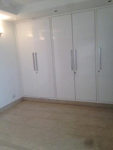 Room in 3 BHK Builder Floor at Defence Colony – for Rent