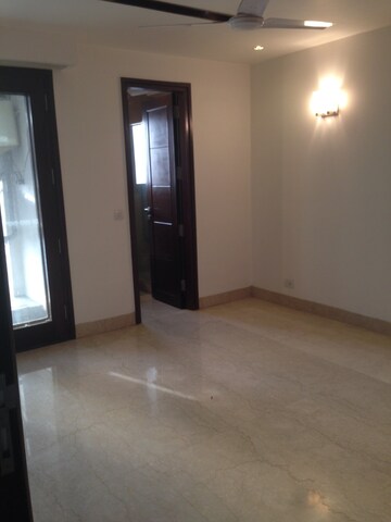 Room in 3 BHK Builder Floor at Defence Colony – for Rent