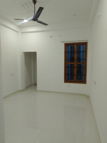 Room in 2 BHK Independent House at Gomti Nagar – for Rent