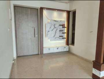 Room in 2 BHK Apartment at Kalpataru Paramount, Kapur Bawdi – for Rent