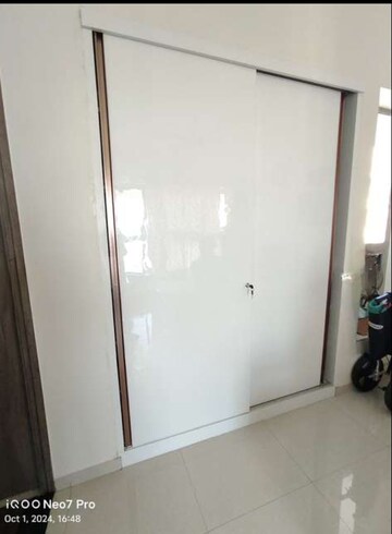 Room in 2 BHK Apartment at Kalpataru Paramount, Kapur Bawdi – for Sale