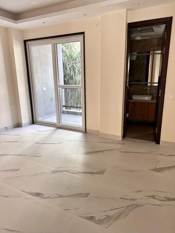 Room in 3 BHK Builder Floor at Sarvapriya Vihar – for Rent