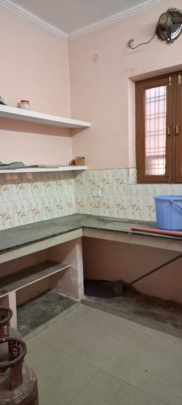 Kitchen in 1.5 BHK Independent House at Gomti Nagar – for Rent