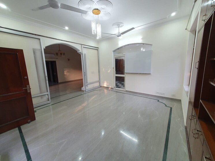 Bathroom, sarvodaya enclave 4 Bedroom 500 Sq.Yd. Builder Floor In Sarvodaya Enclave Delhi 8669298