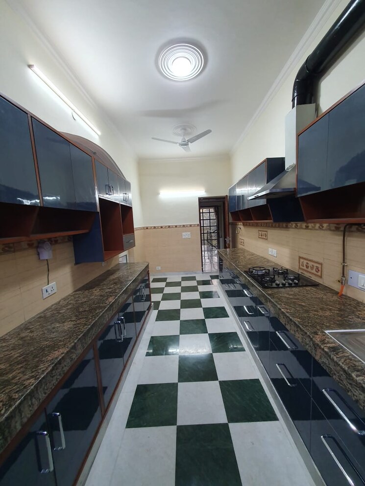 Kitchen, sarvodaya enclave 4 Bedroom 500 Sq.Yd. Builder Floor In Sarvodaya Enclave Delhi 8669298