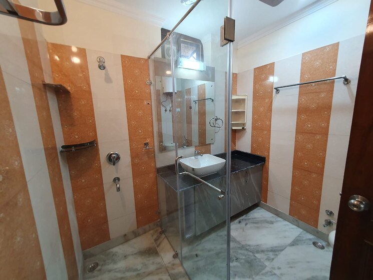 Bathroom, sarvodaya enclave 4 Bedroom 500 Sq.Yd. Builder Floor In Sarvodaya Enclave Delhi 8669298