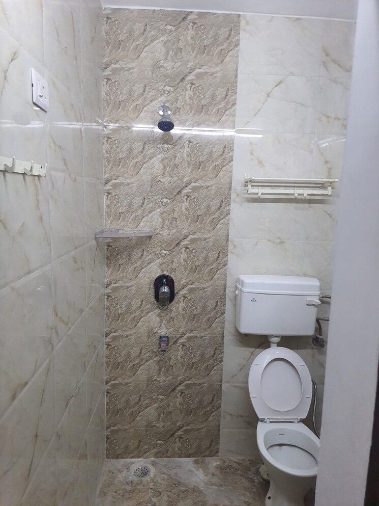 Bathroom, chirag enclave 2 Bedroom 180 Sq.Yd. Builder Floor In Chirag Enclave Delhi 8669311
