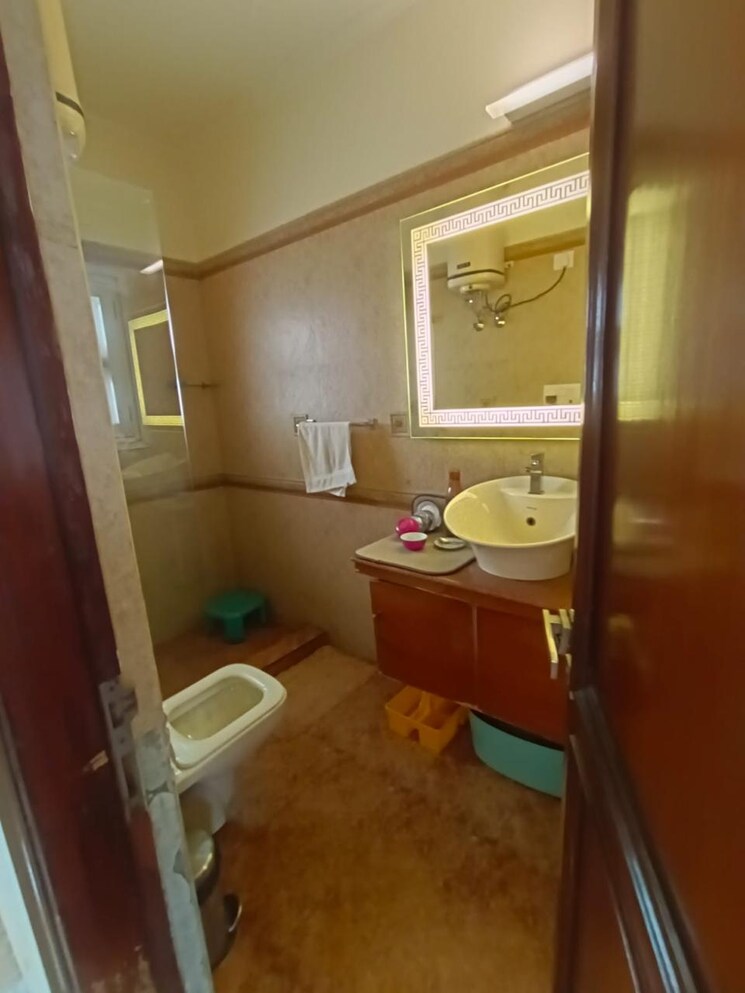 Bathroom, new friends colony 4 Bedroom 4500 Sq.Ft. Builder Floor In New Friends Colony Delhi 8669441