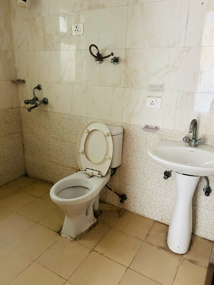 Bathroom, gardenia-golf-city 3.5 Bedroom 1550 Sq.Ft. Apartment In Noida Central Noida 8669443