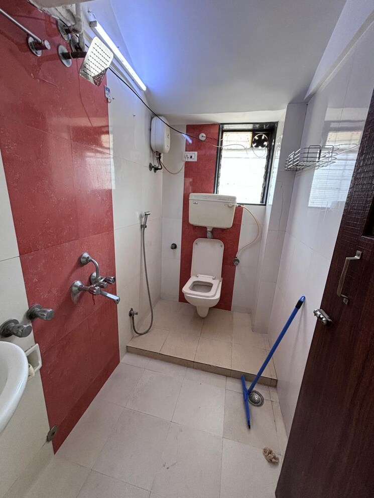 Bathroom, raunak-manish-mahal 2 Bedroom 828 Sq.Ft. Apartment In Andheri West Mumbai 8669453