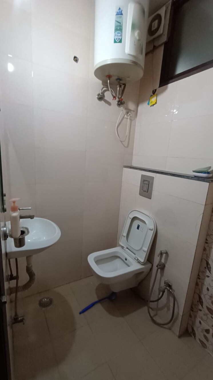 Bathroom, east of kailash 1 RK 500 Sq.Ft. Builder Floor In East Of Kailash Delhi 8669458