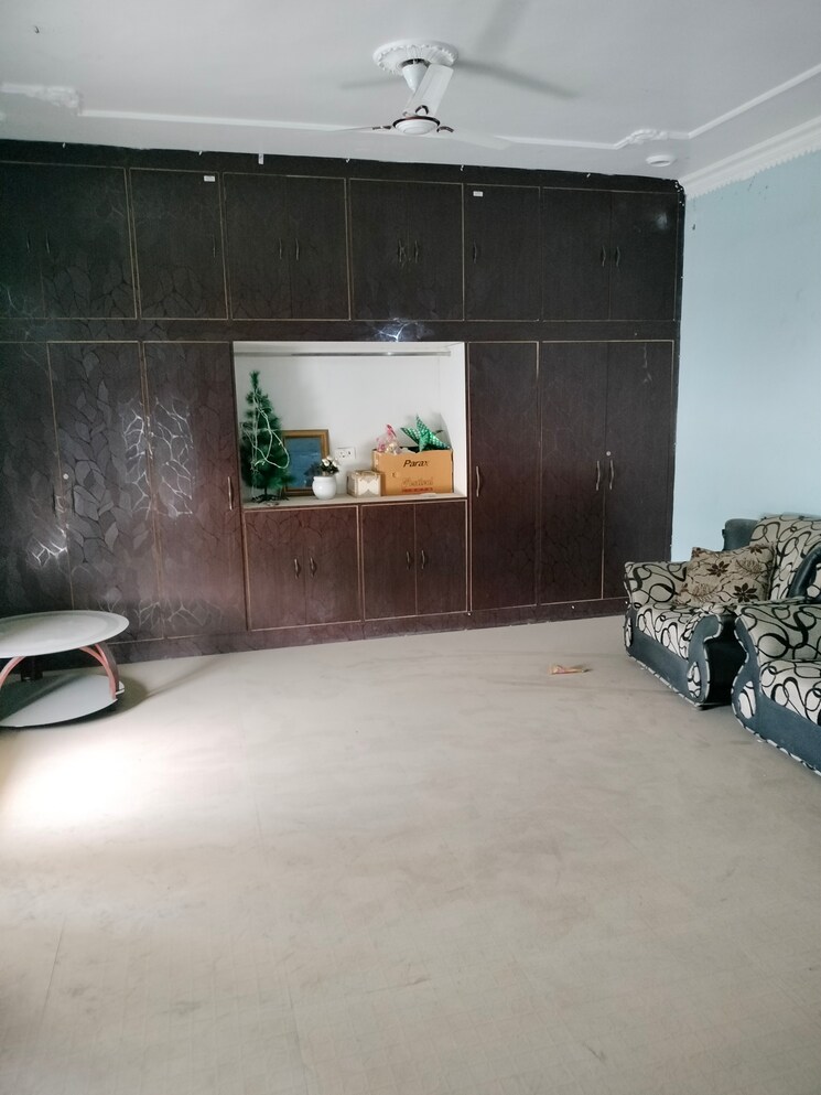  Parking, gomti nagar Commercial Office Space 2200 Sq.Ft. In Gomti Nagar Lucknow 8669639