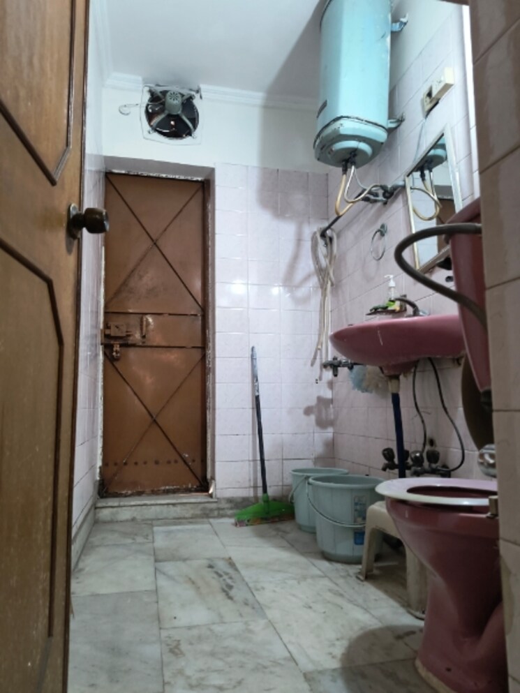 Bathroom, sarita vihar 3 Bedroom 1600 Sq.Ft. Apartment In Sarita Vihar Delhi 8669991