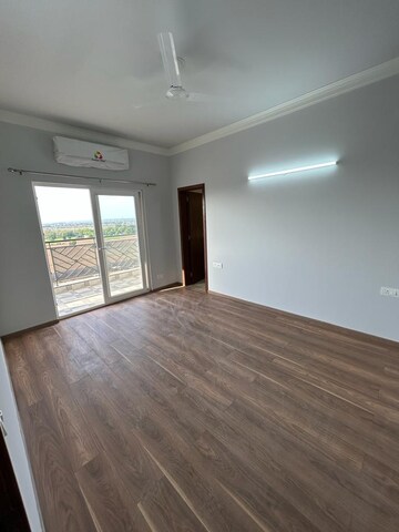 Room in 3 BHK Apartment at Central Park Flower Valley Aqua Front Towers, Sohna Sector 33 – for Rent
