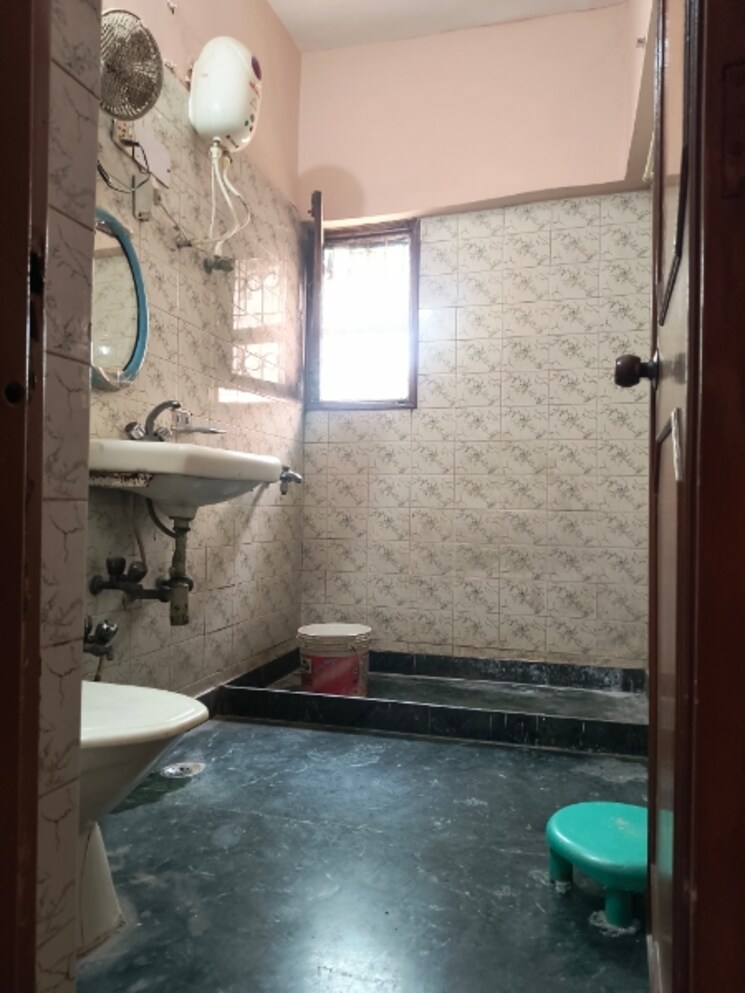 Bathroom, sarita vihar 3 Bedroom 1600 Sq.Ft. Apartment In Sarita Vihar Delhi 8669991