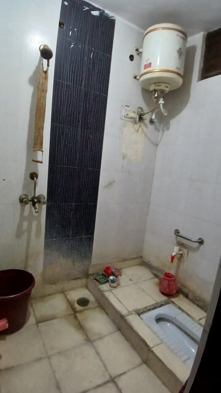Bathroom, jogabai extension 3 Bedroom 100 Sq.Yd. Apartment In Jogabai Extension Delhi 8669973