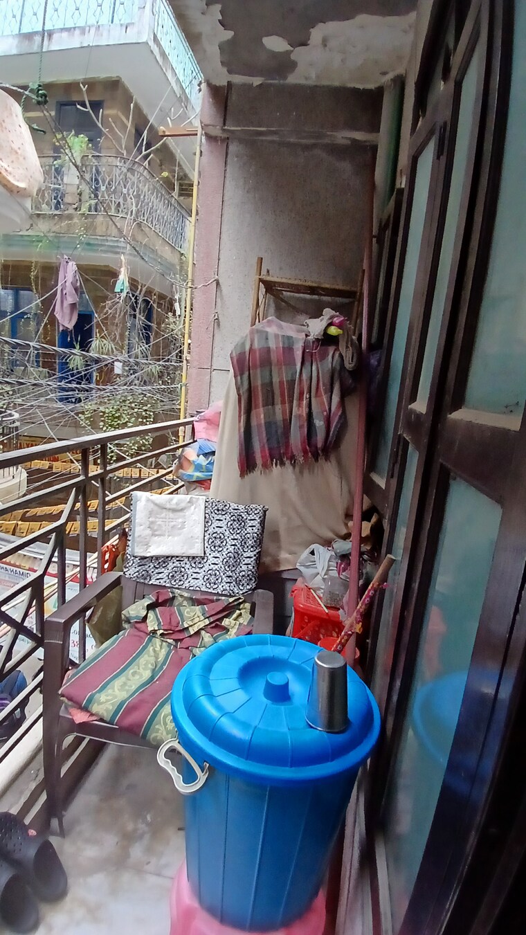 Balcony, jogabai extension 3 Bedroom 100 Sq.Yd. Apartment In Jogabai Extension Delhi 8669973