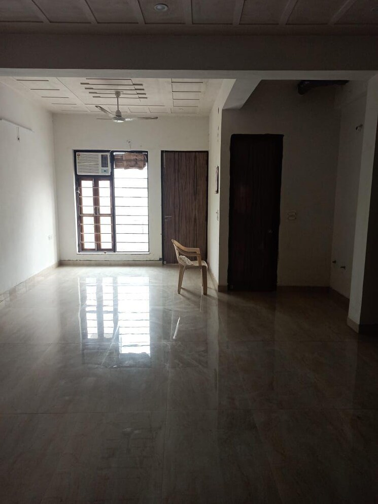Room, sector 52 2 Bedroom 180 Sq.Yd. Builder Floor In Sector 52 Gurgaon 8670056