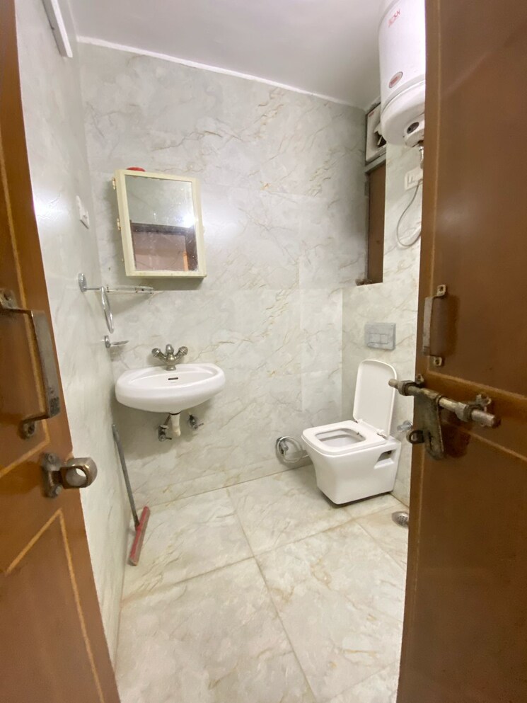 Bathroom, vigyapan-lok-apartments 2 Bedroom 1080 Sq.Ft. Apartment In Mayur Vihar Phase 1 Delhi 8670060
