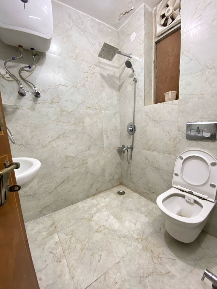 Bathroom, vigyapan-lok-apartments 2 Bedroom 1080 Sq.Ft. Apartment In Mayur Vihar Phase 1 Delhi 8670060