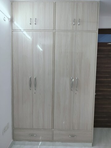 Furnished Amenities in 3 BHK Apartment at Glaxo Apartments, Mayur Vihar 1 – for Rent