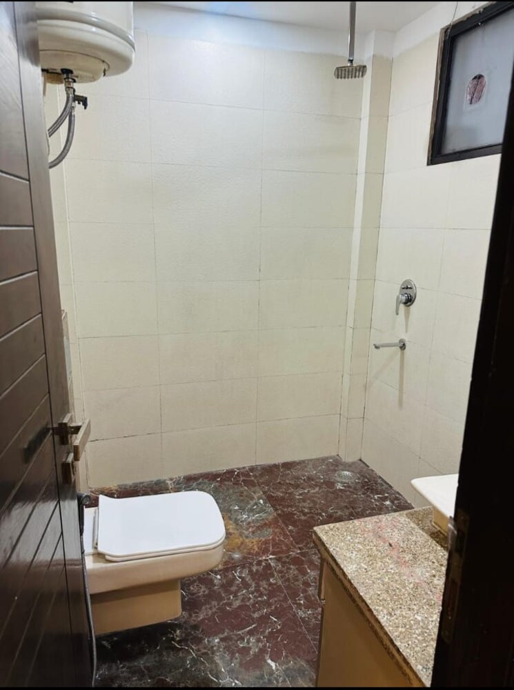 Bathroom, south extension i 3 Bedroom 200 Sq.Yd. Apartment In South Extension I Delhi 8670142