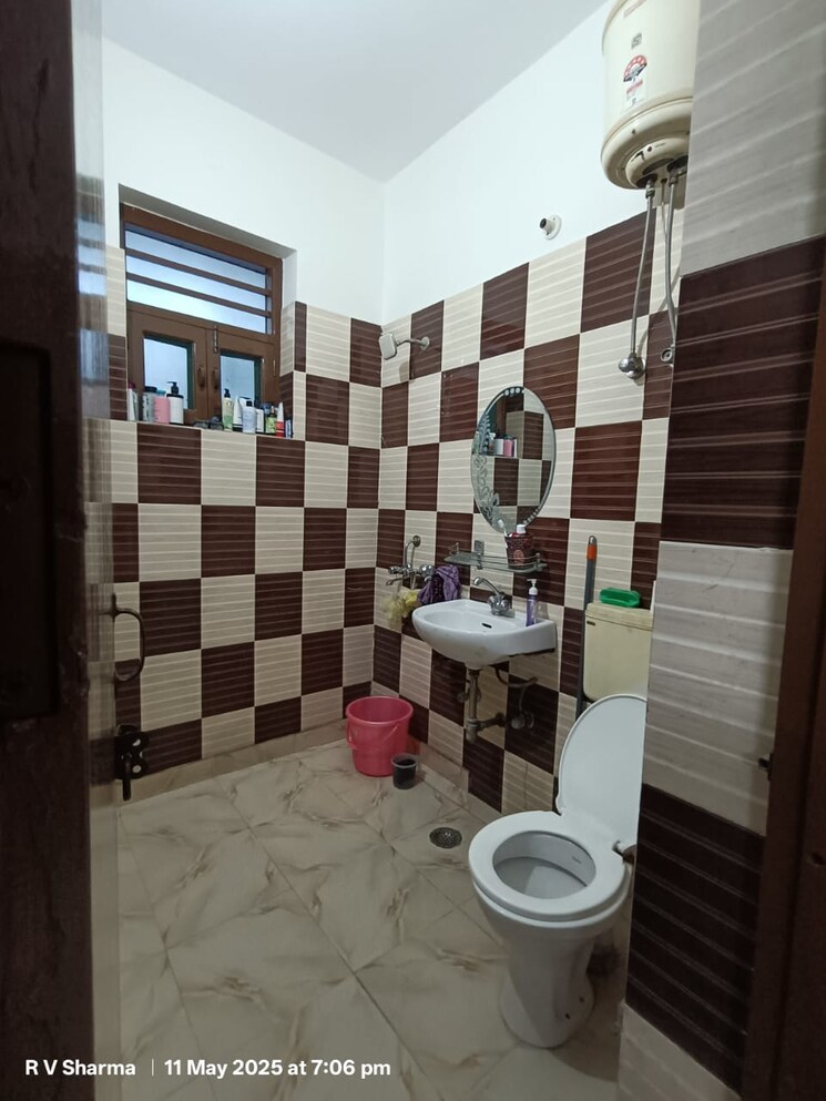 Bathroom, sector 23 2 Bedroom 180 Sq.Yd. Builder Floor In Sector 23 Gurgaon 8670243