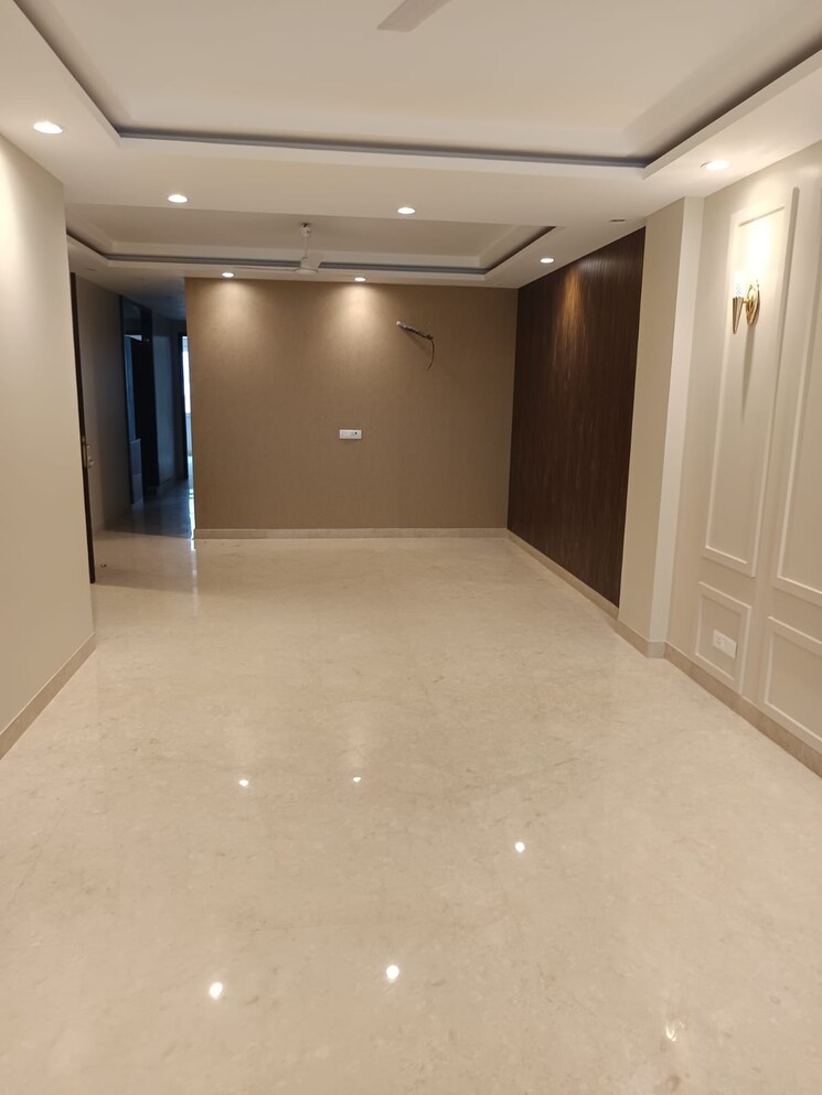 Room, south extension 3 Bedroom 200 Sq.Yd. Apartment In South Extension Delhi 8670214