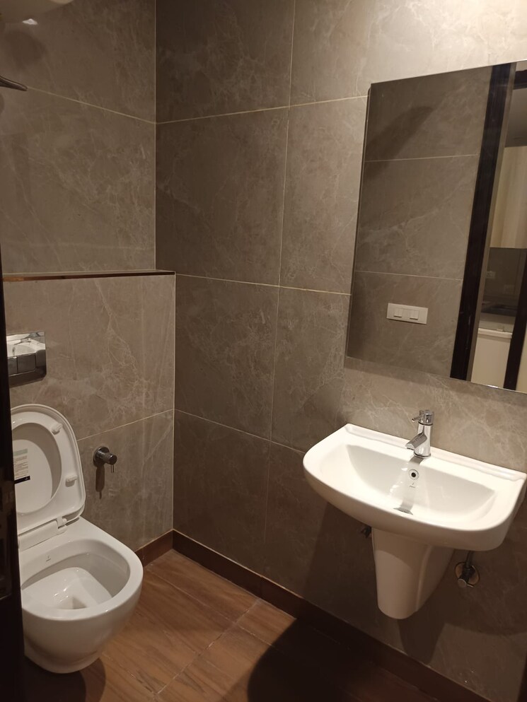 Bathroom, south extension 3 Bedroom 200 Sq.Yd. Apartment In South Extension Delhi 8670214