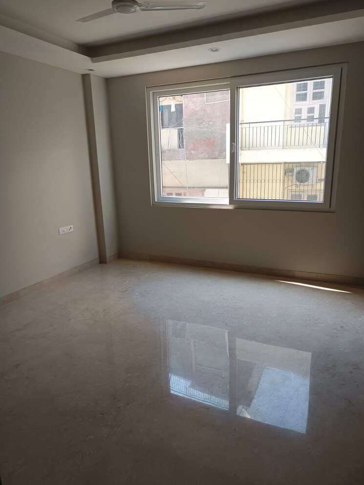 Room, south extension 3 Bedroom 200 Sq.Yd. Apartment In South Extension Delhi 8670214