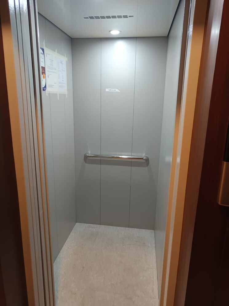 Bathroom, south extension 3 Bedroom 200 Sq.Yd. Apartment In South Extension Delhi 8670214